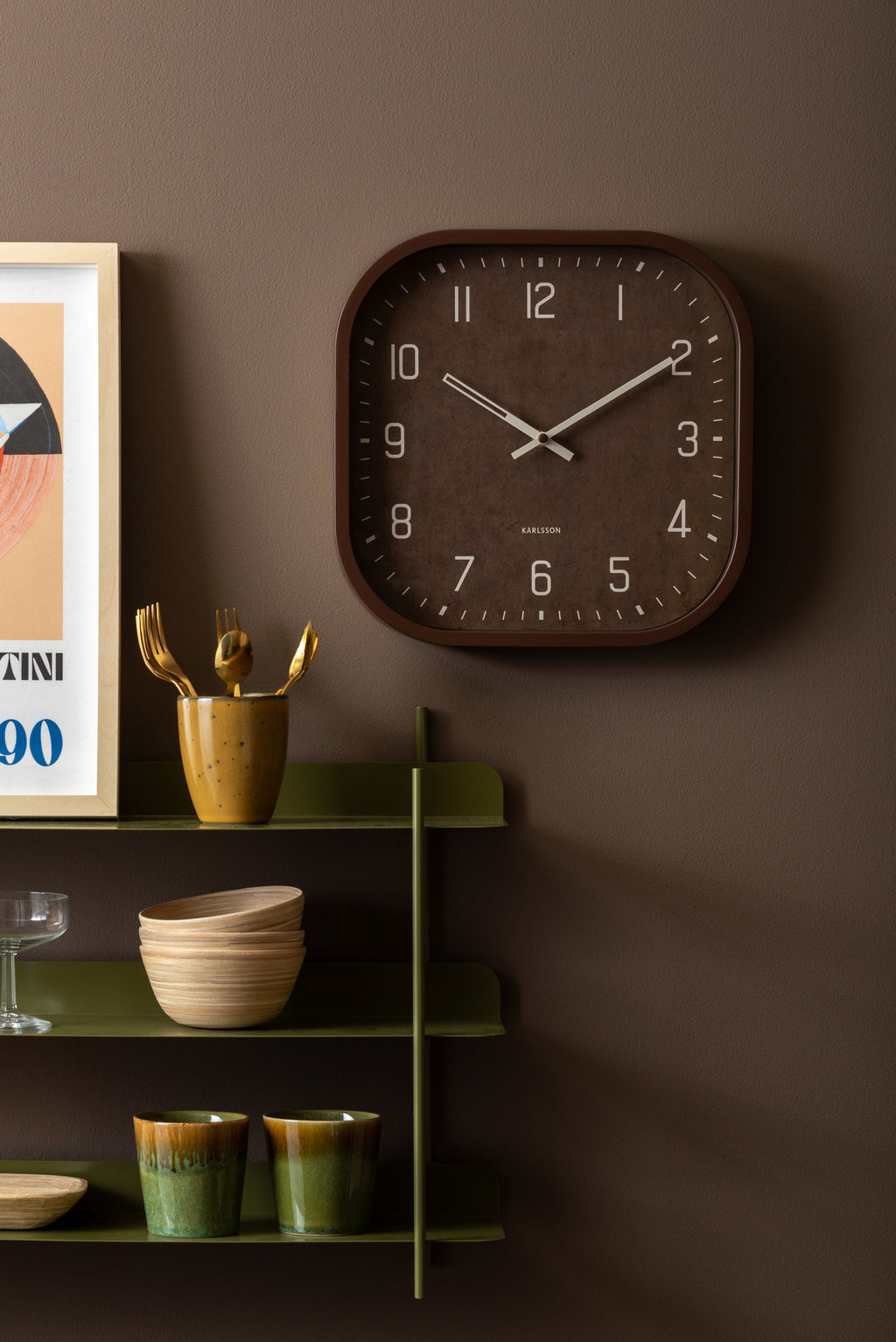 Karlsson wandklok Elemental Cuadrado, chocoladebruin, sfeerfoto in interieur
