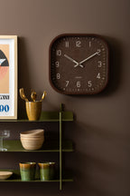 Karlsson wandklok Elemental Cuadrado, chocoladebruin, sfeerfoto in interieur