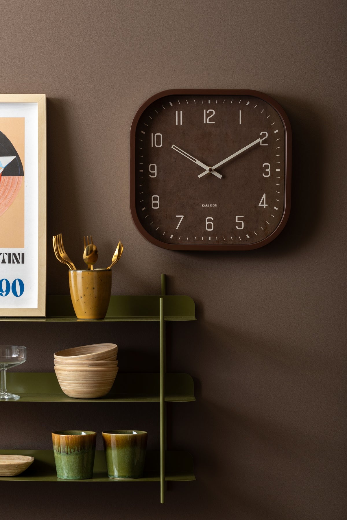 Karlsson wandklok Elemental Cuadrado, chocoladebruin, sfeerfoto in interieur