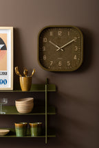 Karlsson wandklok Elemental Cuadrado, luxe groen, sfeerfoto in interieur