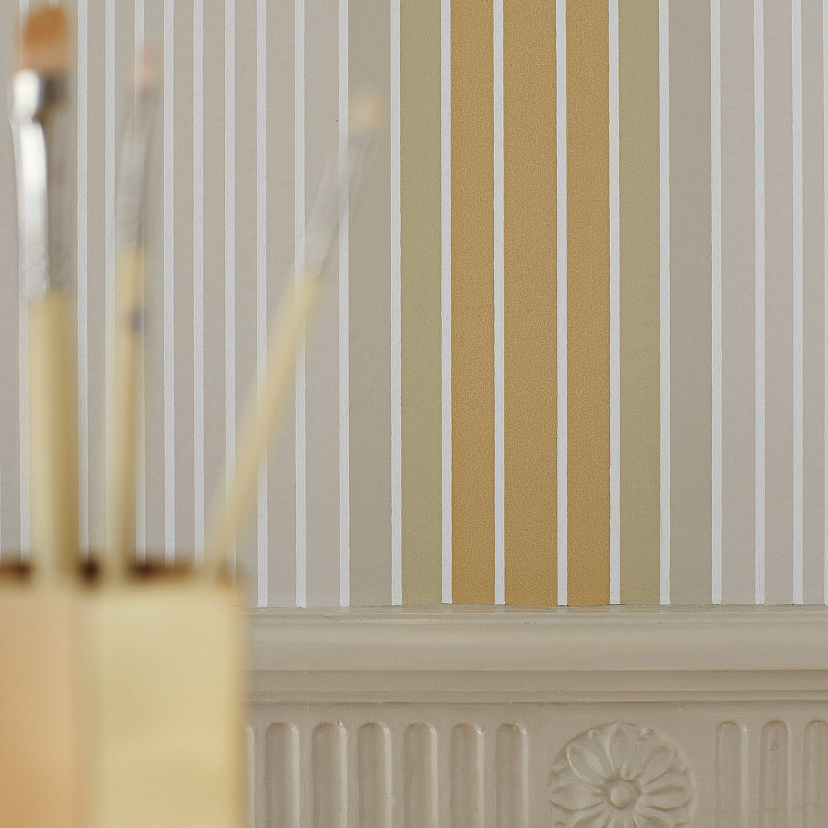 Little Greene Ombré Stripe 1956 Lichen/Doric behang sfeerbeeld