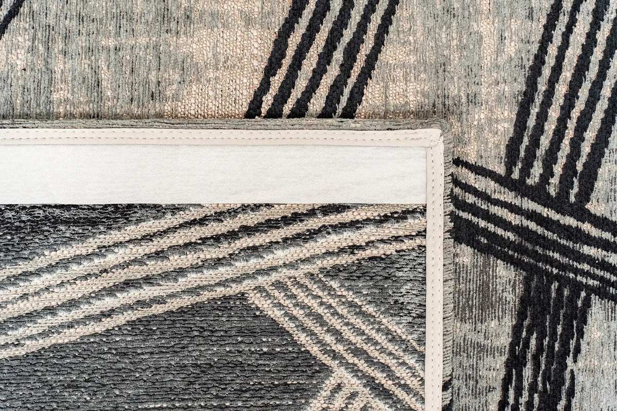 Close-up van het dessin van het Louis de Poortere Meditation Kanji 2066 Dark Street vloerkleed