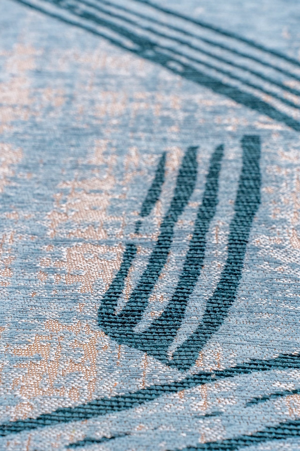 Close-up van het dessin van het Louis de Poortere Meditation Kanji 2068 Dune vloerkleed