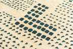 Close-up van het dessin van het Louis de Poortere Craft Zen Garden 2076 Scots Pine vloerkleed