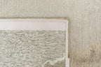Close-up van het dessin van het Louis de Poortere Meditation Lagoon 2082 Beach vloerkleed