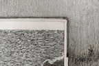 Close-up van het dessin van het Louis de Poortere Meditation Lagoon 2083 Black Shadow vloerkleed