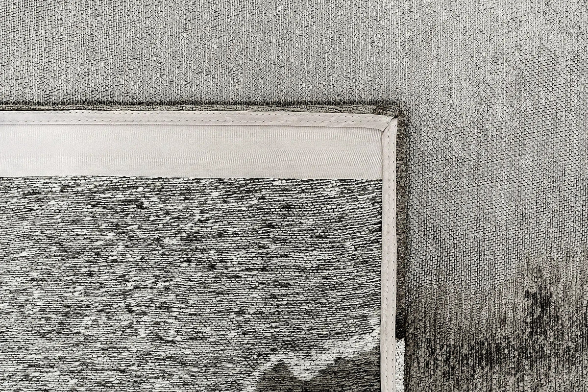Close-up van het dessin van het Louis de Poortere Meditation Lagoon 2083 Black Shadow vloerkleed