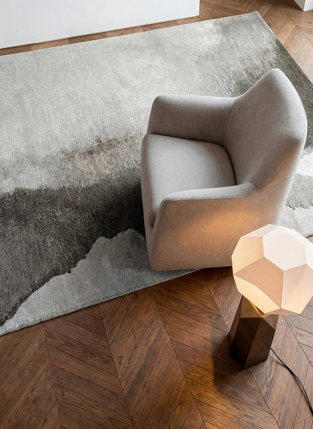 Louis de Poortere Meditation Lagoon 2083 Black Shadow vloerkleed in interieur