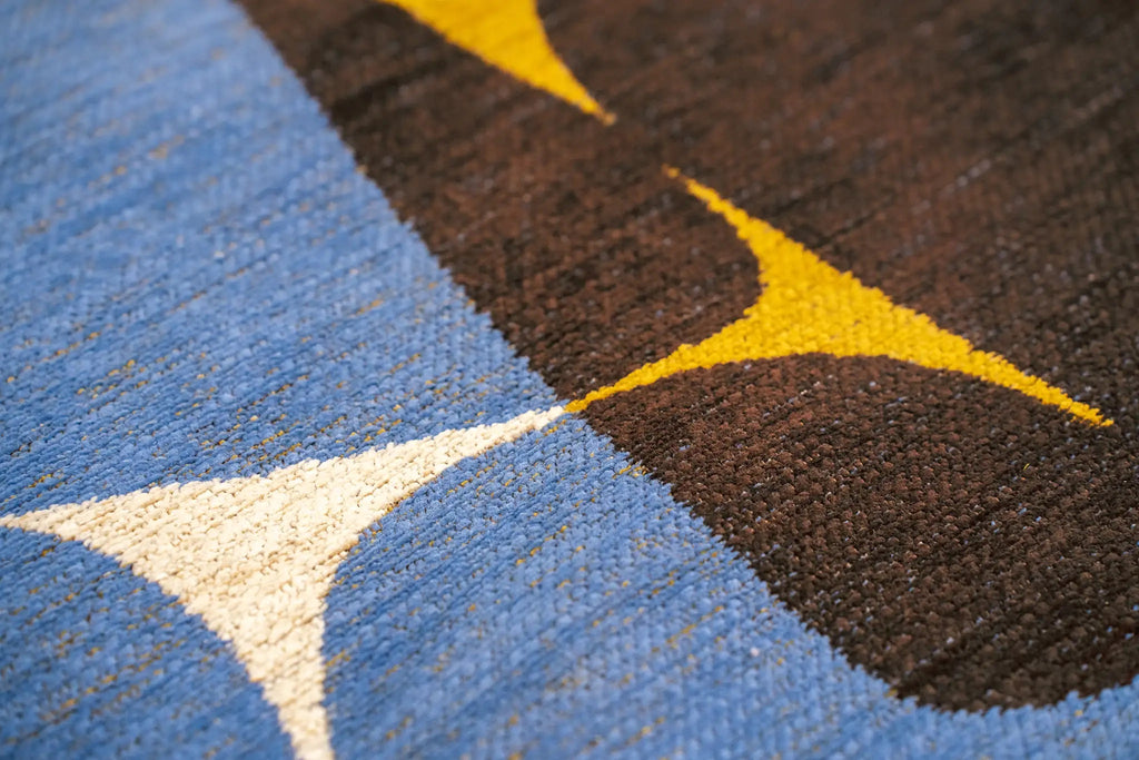Close-up van het dessin van het Louis de Poortere Gallery Stones 2085 Sunny Blue vloerkleed