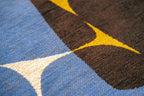 Close-up van het dessin van het Louis de Poortere Gallery Stones 2085 Sunny Blue vloerkleed