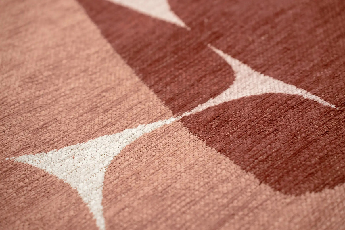 Close-up van het dessin van het Louis de Poortere Gallery Stones 2088 Cherry Mocha vloerkleed
