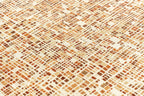 Close-up van het dessin van het Louis de Poortere Gallery Cubik 2098 Pumpkin vloerkleed