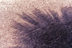 Close-up van het dessin van het Louis de Poortere Meditation Drop 2101 Purple Smoke vloerkleed