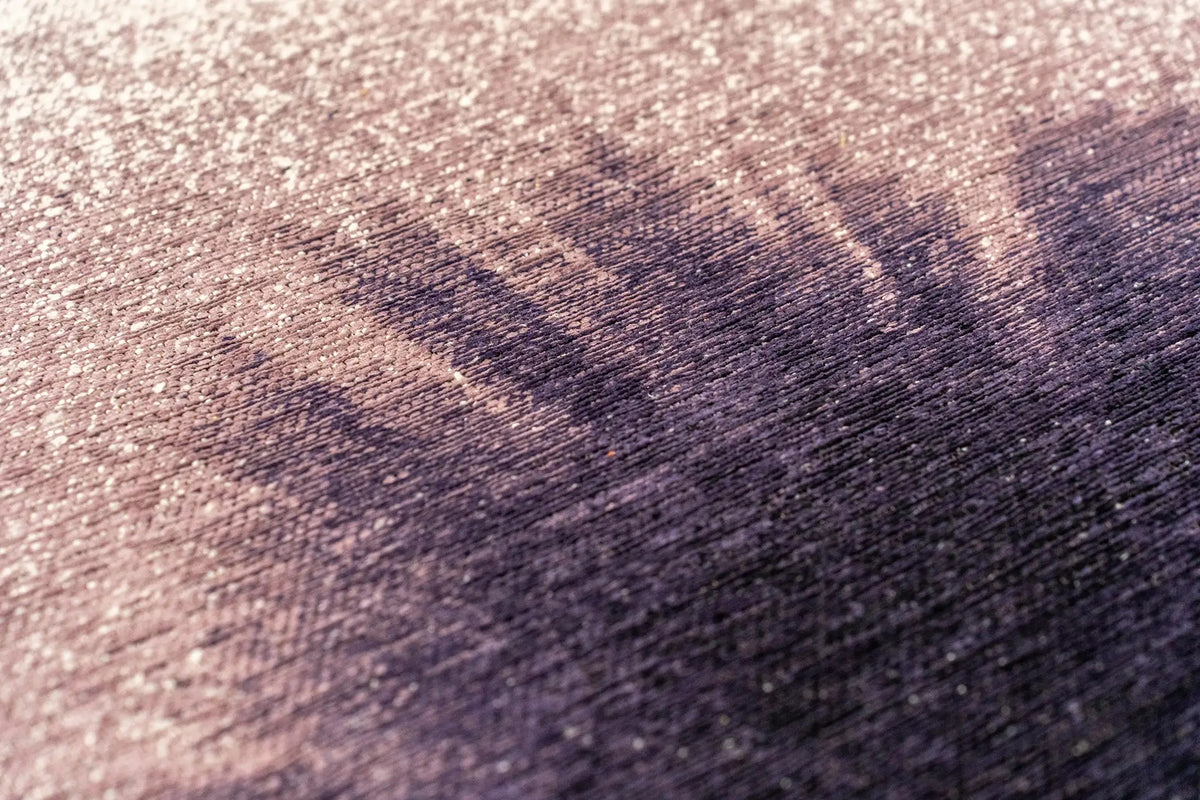 Close-up van het dessin van het Louis de Poortere Meditation Drop 2101 Purple Smoke vloerkleed