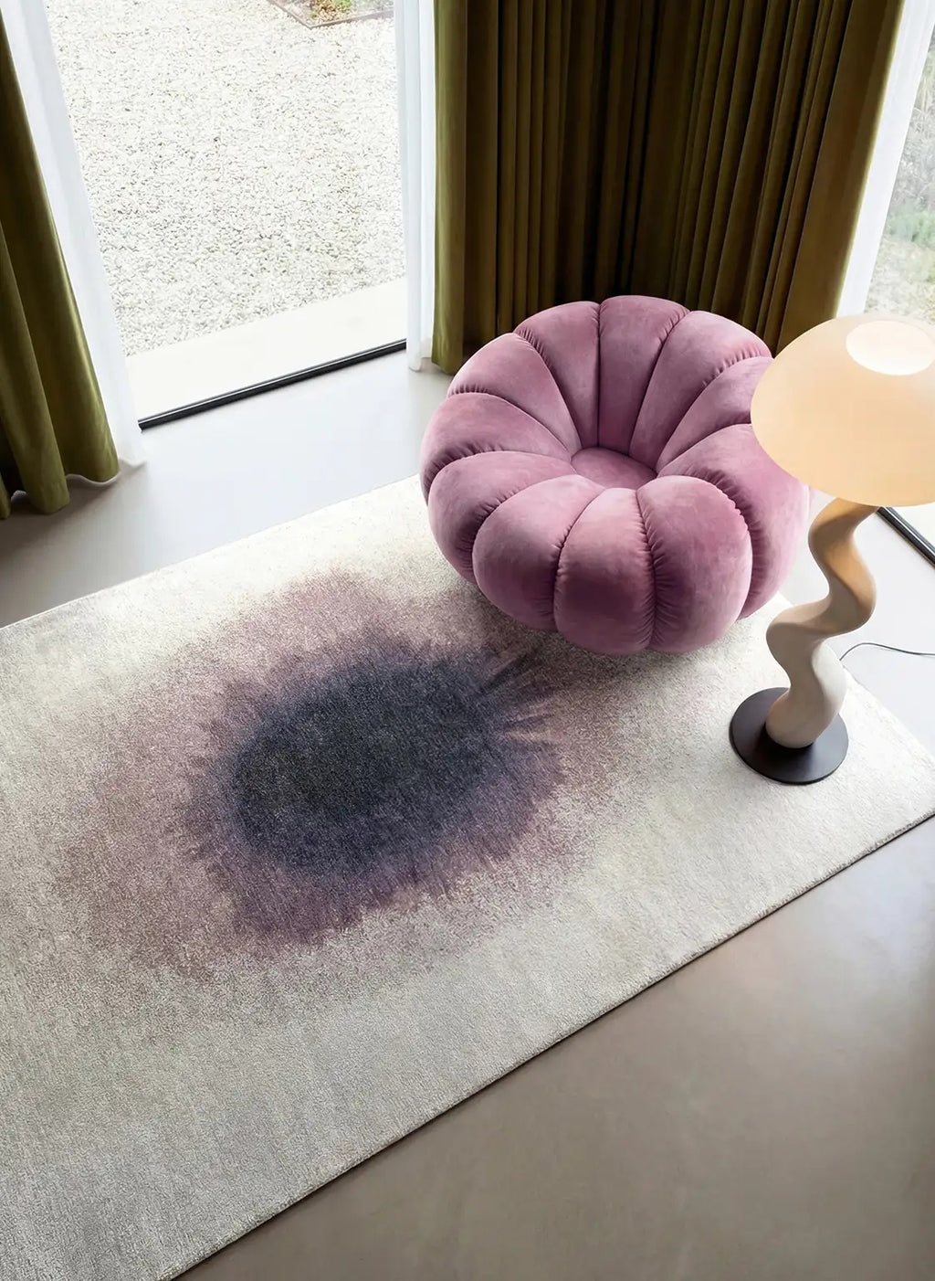 Louis de Poortere Meditation Drop 2101 Purple Smoke vloerkleed in interieur