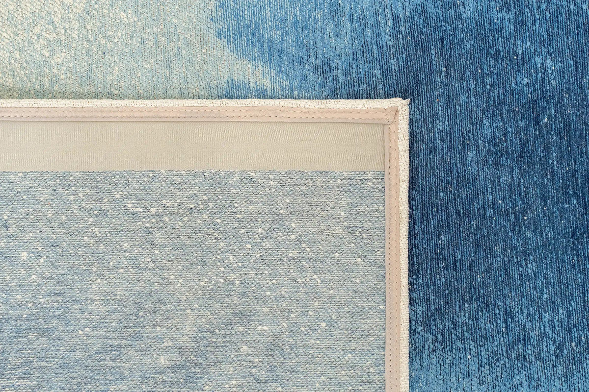 Close-up van het dessin van het Louis de Poortere Meditation Drop 2102 Dream In Blue vloerkleed