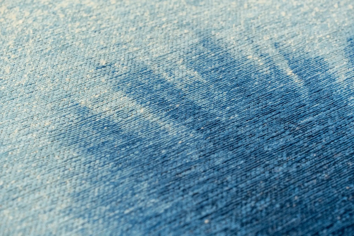 Close-up van het dessin van het Louis de Poortere Meditation Drop 2102 Dream In Blue vloerkleed