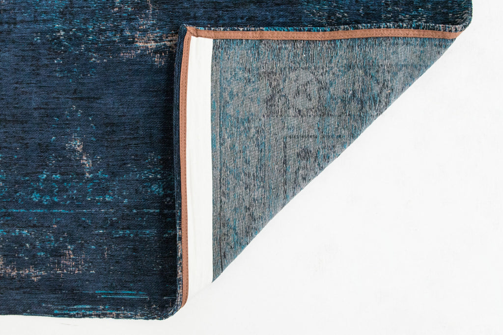 Achterkant van het Louis de Poortere Fading World Medallion 8254 Blue Night vloerkleed
