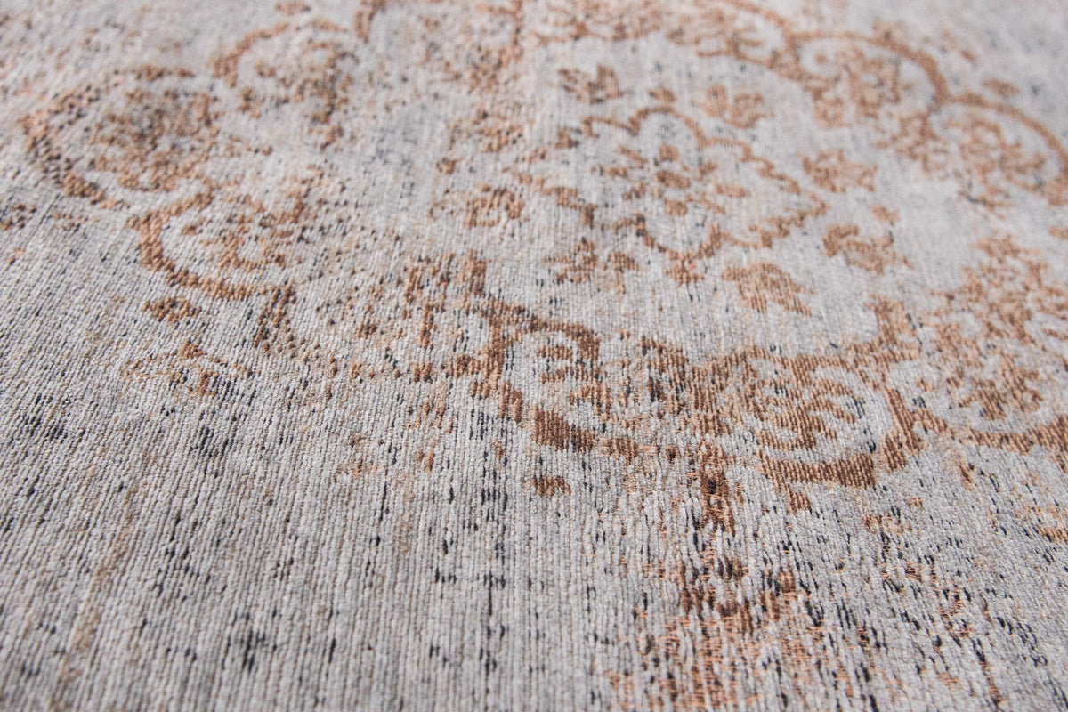Close-up van het dessin van het Louis de Poortere Fading World Medallion 8257 Grey Ebony vloerkleed