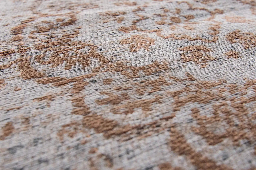 Close-up van het dessin van het Louis de Poortere Fading World Medallion 8257 Grey Ebony vloerkleed