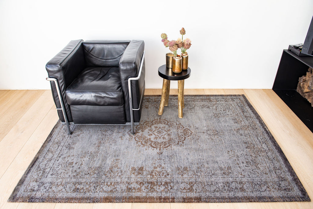 Louis de Poortere Fading World Medallion 8257 Grey Ebony vloerkleed in interieur