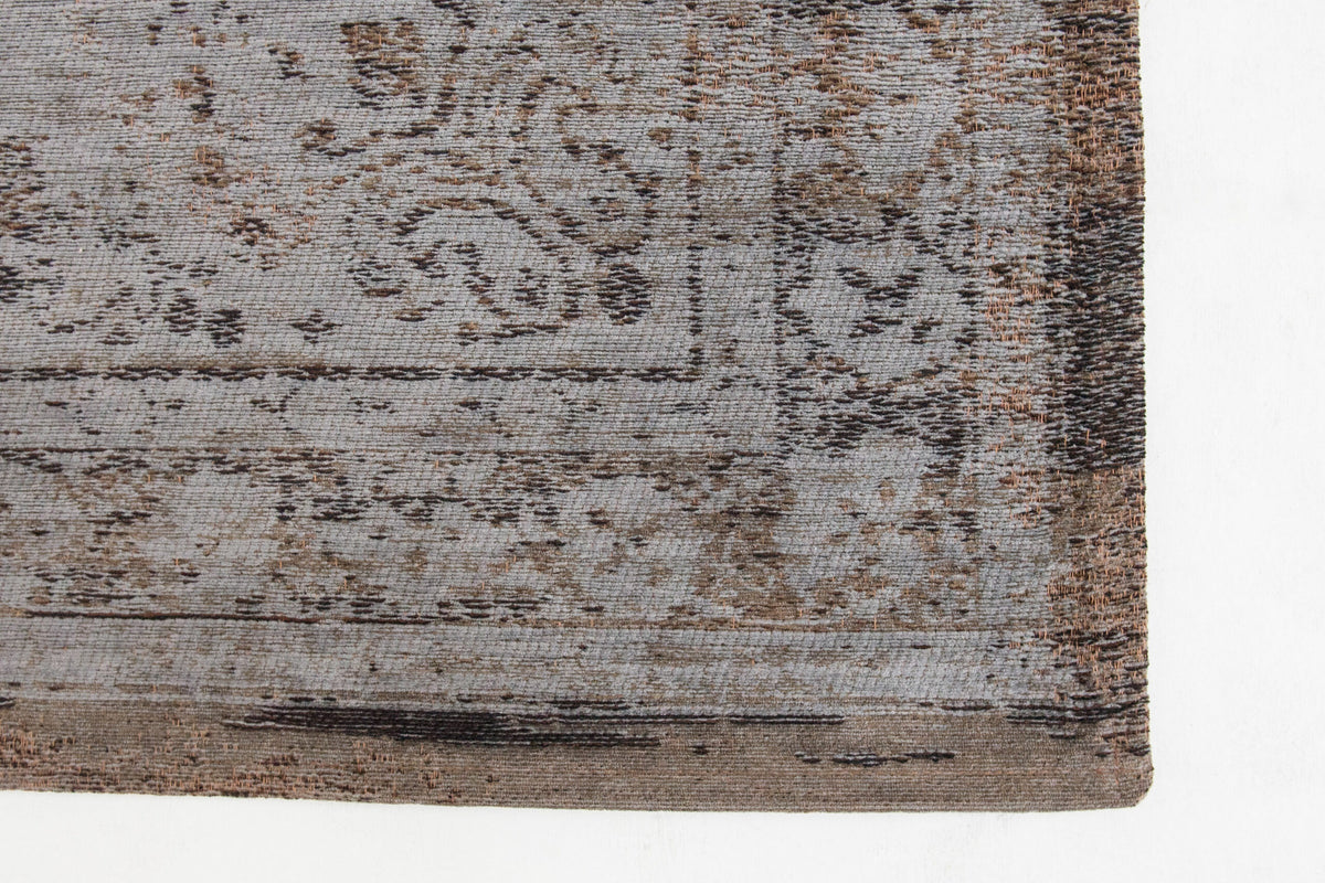 Zijaanzicht van het Louis de Poortere Fading World Medallion 8257 Grey Ebony vloerkleed