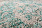 Close-up van het dessin van het Louis de Poortere Fading World Medallion 8259 Jade Oyster vloerkleed