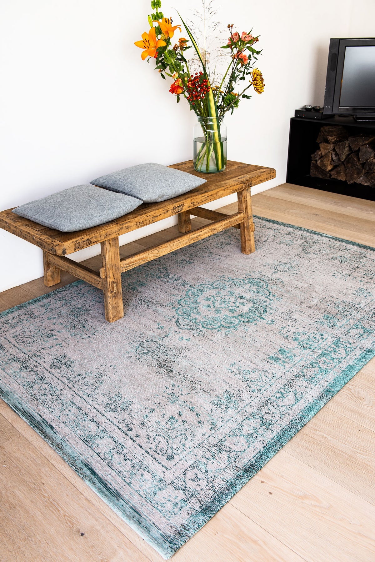 Louis de Poortere Fading World Medallion 8259 Jade Oyster vloerkleed in interieur