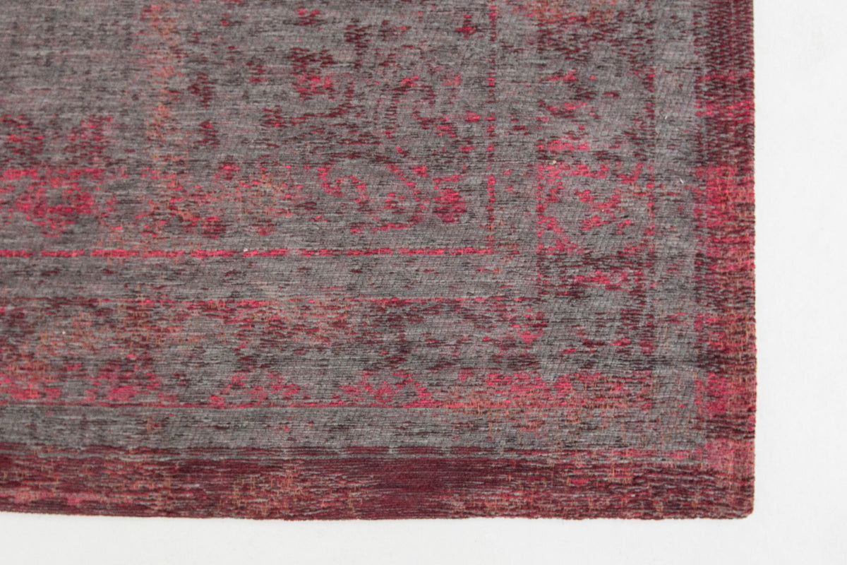 Zijaanzicht van het Louis de Poortere Fading World Medallion 8261 Pink Flash vloerkleed