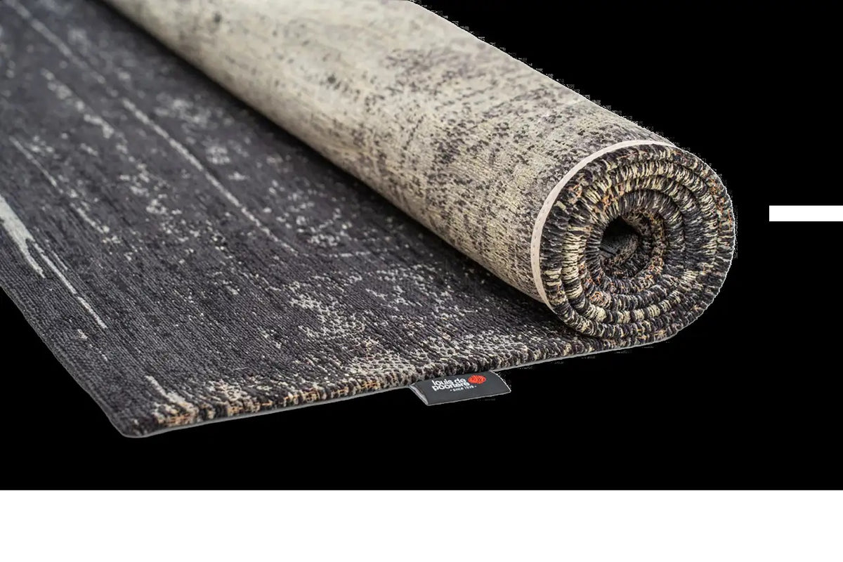 Louis de Poortere Fading World Medallion 8263 Mineral Black vloerkleed met een plooi, dun en soepel
