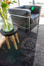 Louis de Poortere Fading World Medallion 8263 Mineral Black vloerkleed in interieur