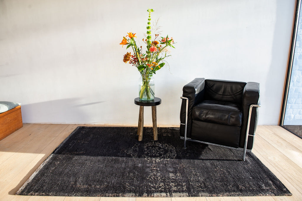 Louis de Poortere Fading World Medallion 8263 Mineral Black vloerkleed in interieur