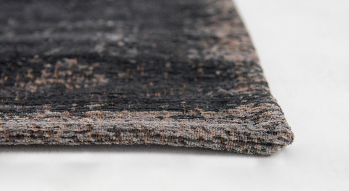 Zijaanzicht van het Louis de Poortere Fading World Medallion 8263 Mineral Black vloerkleed