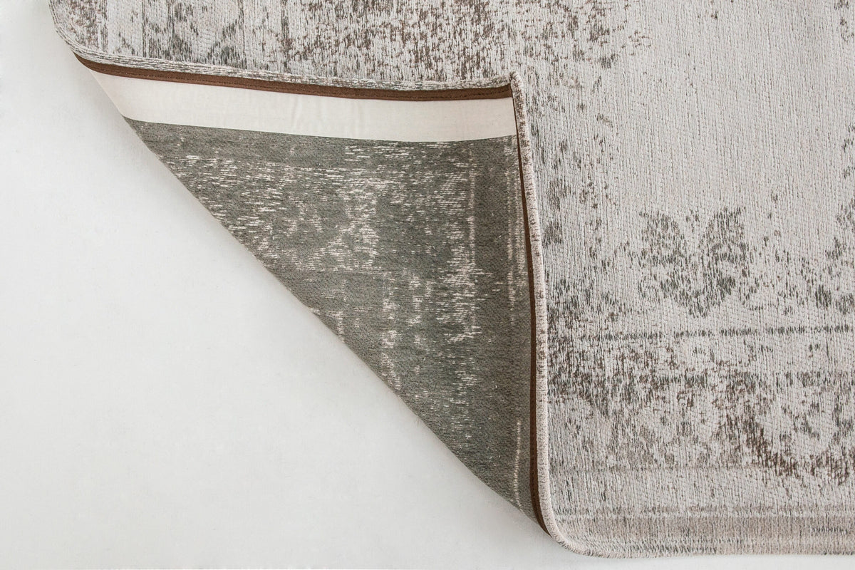 Achterkant van het Louis de Poortere Fading World Medallion 8383 Salt & Pepper vloerkleed