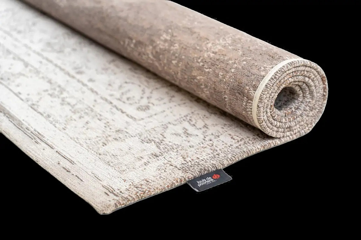 Louis de Poortere Fading World Medallion 8383 Salt & Pepper vloerkleed met een plooi, dun en soepel