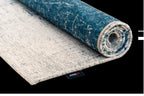 Louis de Poortere Mad Men Griff 8421 Bronx Azurite vloerkleed met een plooi, dun en soepel