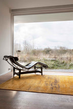 Louis de Poortere Mad Men Griff 8550 Liberty Gold vloerkleed in interieur