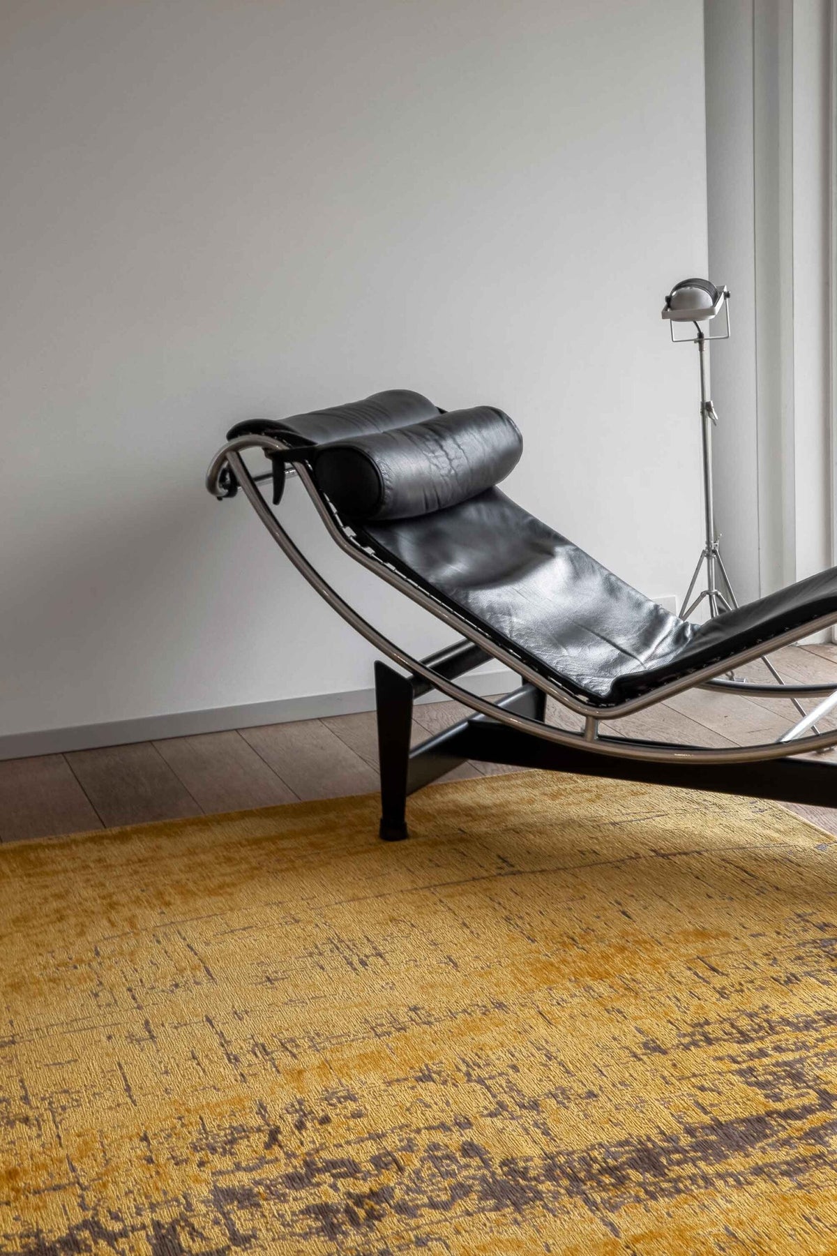 Louis de Poortere Mad Men Griff 8550 Liberty Gold vloerkleed in interieur