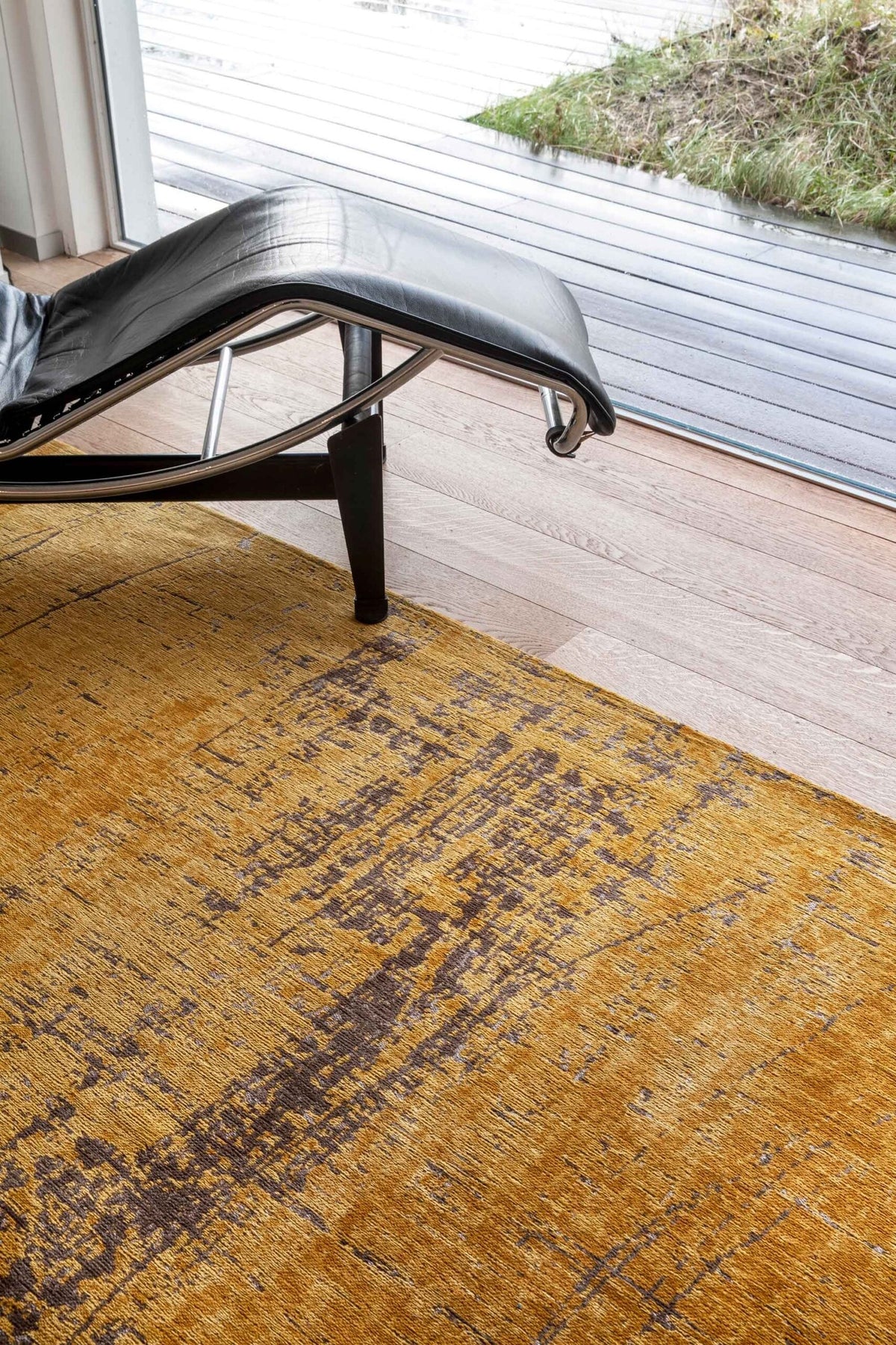 Louis de Poortere Mad Men Griff 8550 Liberty Gold vloerkleed in interieur
