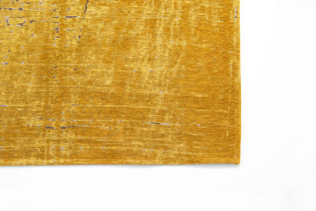 Zijaanzicht van het Louis de Poortere Mad Men Griff 8550 Liberty Gold vloerkleed