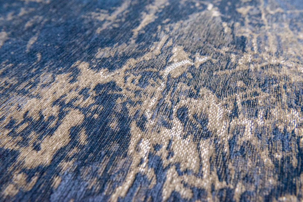 Close-up van het dessin van het Louis de Poortere Mad Men Cracks 8629 Abyss Blue vloerkleed