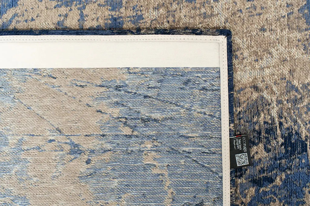 Close-up van het dessin van het Louis de Poortere Mad Men Cracks 8629 Abyss Blue vloerkleed