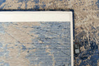 Close-up van het dessin van het Louis de Poortere Mad Men Cracks 8629 Abyss Blue vloerkleed