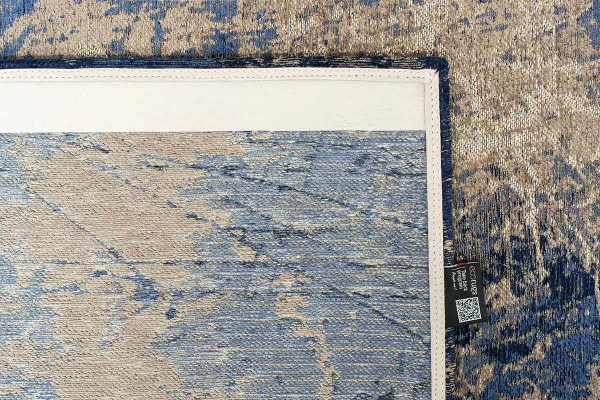 Close-up van het dessin van het Louis de Poortere Mad Men Cracks 8629 Abyss Blue vloerkleed
