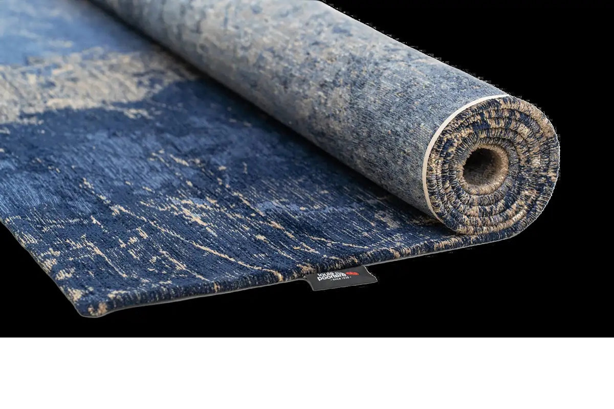 Louis de Poortere Mad Men Cracks 8629 Abyss Blue vloerkleed met een plooi, dun en soepel