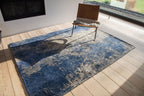 Louis de Poortere Mad Men Cracks 8629 Abyss Blue vloerkleed in interieur