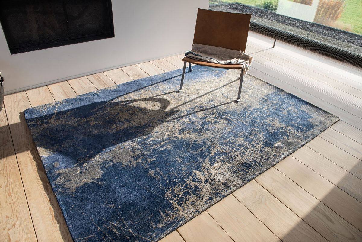 Louis de Poortere Mad Men Cracks 8629 Abyss Blue vloerkleed in interieur