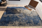 Louis de Poortere Mad Men Cracks 8629 Abyss Blue vloerkleed in interieur