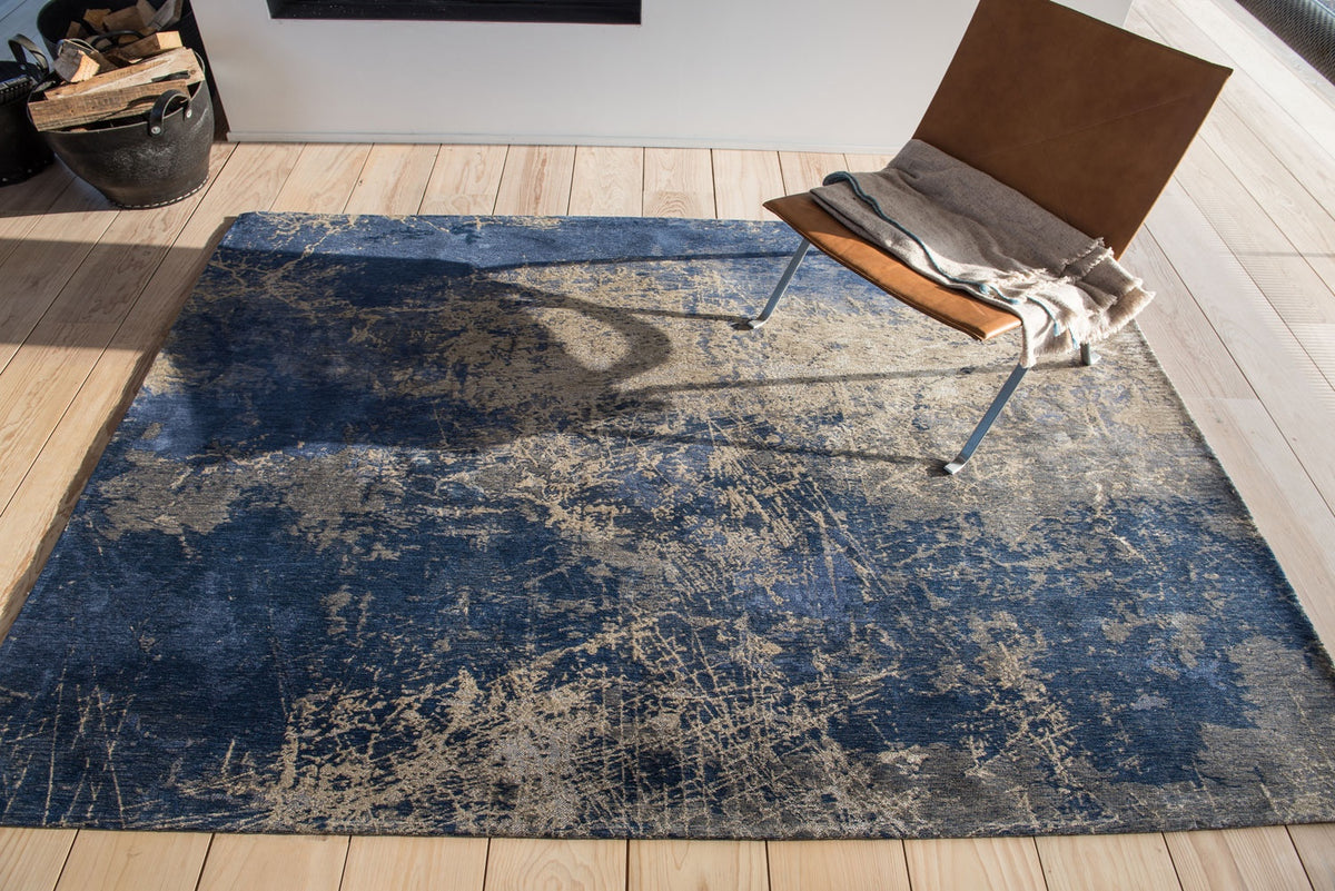 Louis de Poortere Mad Men Cracks 8629 Abyss Blue vloerkleed in interieur