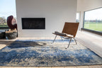 Louis de Poortere Mad Men Cracks 8629 Abyss Blue vloerkleed in interieur